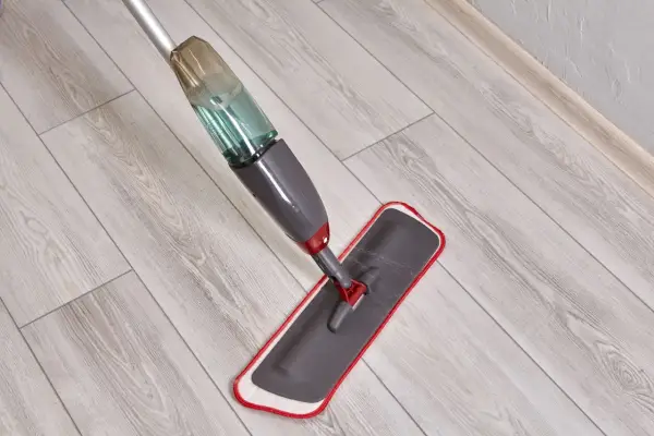 Mop ze spryskiwaczem czyszczący panele podłogowe.