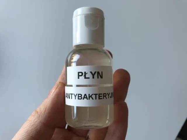 Mała buteleczka z płynem antybakteryjnym. Dowiedz się, jak zrobic płyn do dezynfekcji w domu.