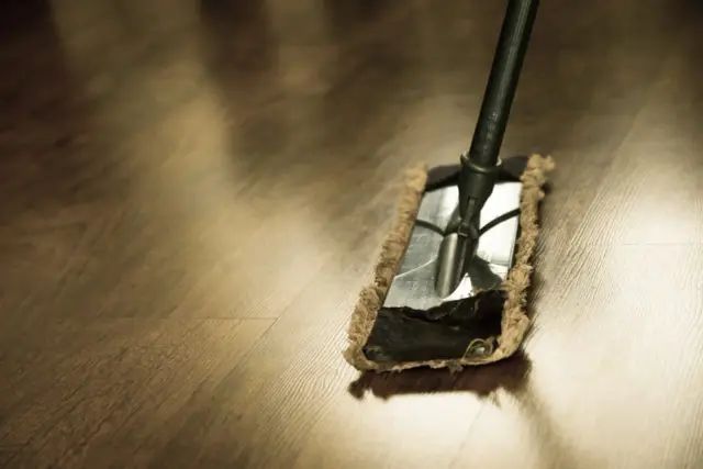 Szukasz idealnego mopa do płytek z połyskiem? Ten mop z pewnością poradzi sobie z każdym zabrudzeniem, pozostawiając podłogę lśniącą.